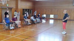 障害者スポーツ指導者による車イスバスケットボール体験の様子