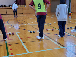 江井島中学校での車いすバスケットボールとボッチャ体験の様子