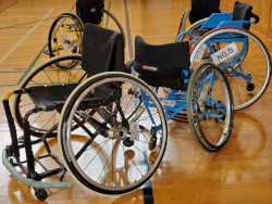 江井島中学校での車いすバスケットボールとボッチャ体験の様子