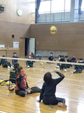 荒井中学校シッティングバレー体験の様子