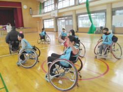 姫路市立山田小学校　ユニバーサルスポーツ体験教室の様子