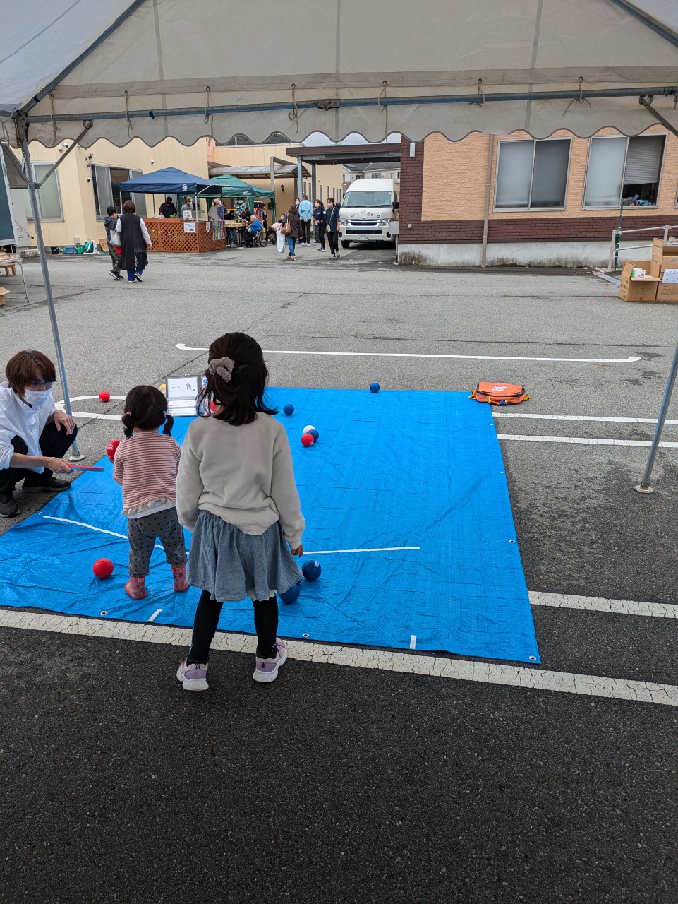 あみずマルシェでのボッチャ体験の様子