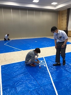 ブルーシートでボッチャコート作り