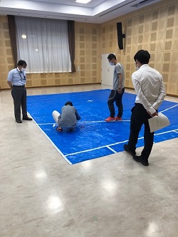 ブルーシートでボッチャコート作り