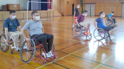 障害者スポーツ指導者による車イスバスケットボール体験の様子