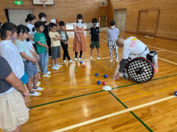 竹田小学校のボッチャ体験教室の様子