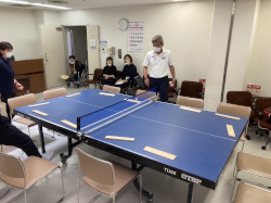 宝塚市障害者スポーツ協会、卓球バレーの様子