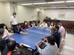 宝塚市障害者スポーツ協会、卓球バレーの様子