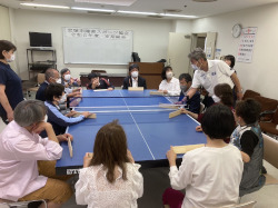 宝塚市障害者スポーツ協会、卓球バレーの様子