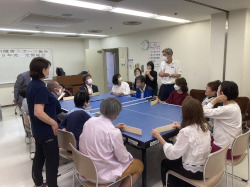宝塚市障害者スポーツ協会、卓球バレーの様子