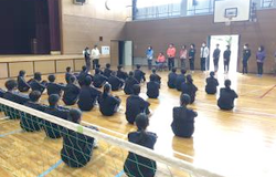 荒井中学校シッティングバレー体験の様子