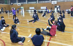 荒井中学校シッティングバレー体験の様子