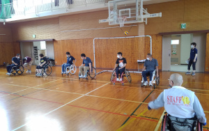 丹波地域指導者定例会での車いすバス体験の様子