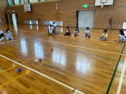 竹田小学校のボッチャ体験教室の様子