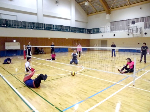 一般スポーツ団体との交流事業　ローリングバレーボール体験交流会